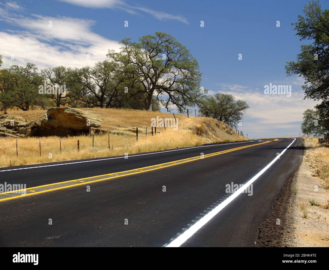 Neue schwarze kurvige kurvige Asphalt Autobahn in Central California State Route 166 Stockfoto