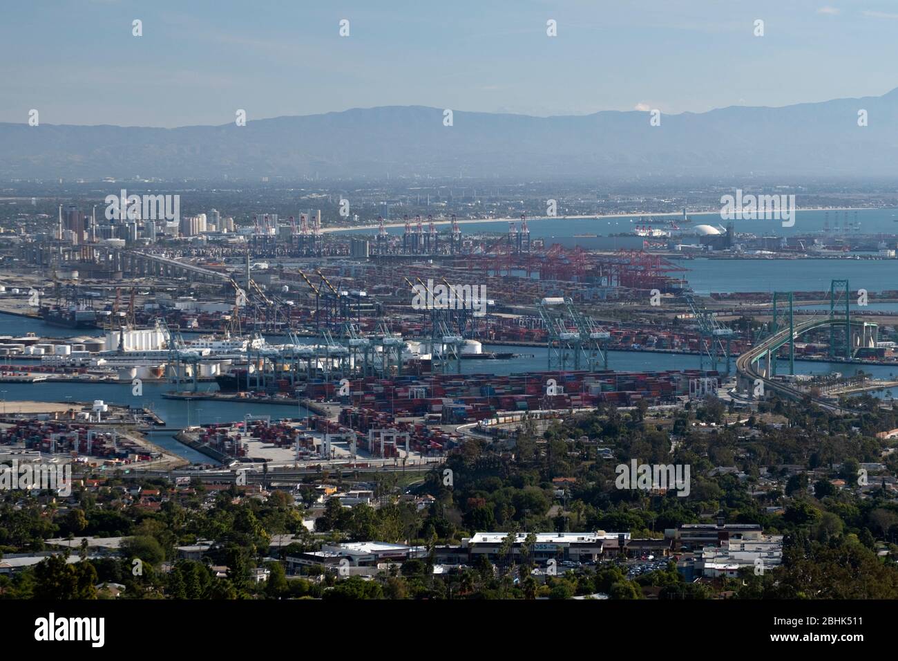 Blick auf die Container- und Massenhäfen von Los Angeles und Long Beach, dem geschäftigsten Hafenkomplex in den Vereinigten Staaten Stockfoto
