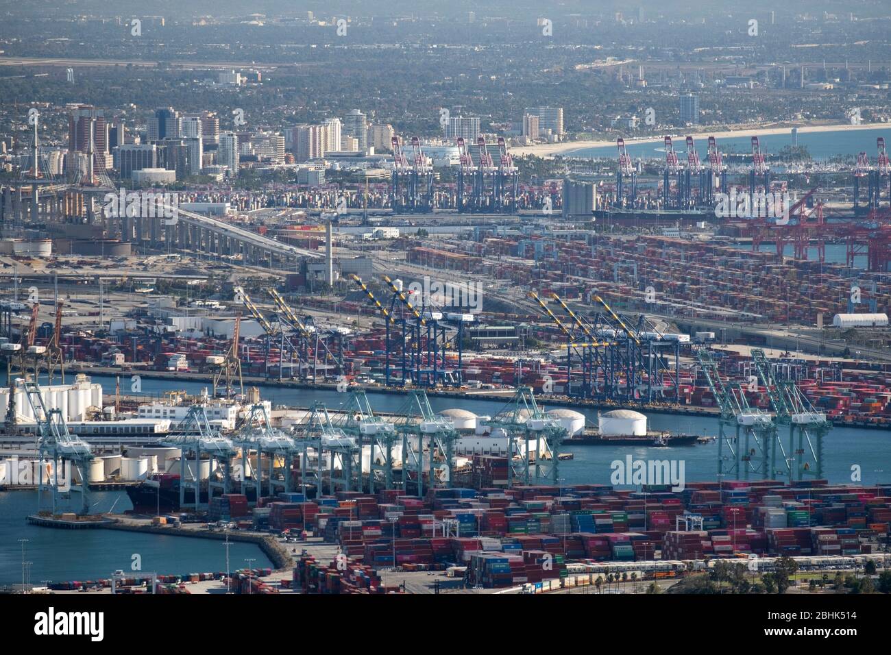 Blick auf die Container- und Massenhäfen von Los Angeles und Long Beach, dem geschäftigsten Hafenkomplex in den Vereinigten Staaten Stockfoto