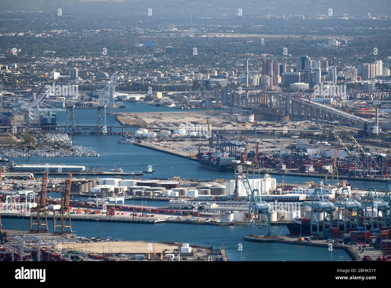 Blick auf die Container- und Massenhäfen von Los Angeles und Long Beach, dem geschäftigsten Hafenkomplex in den Vereinigten Staaten Stockfoto