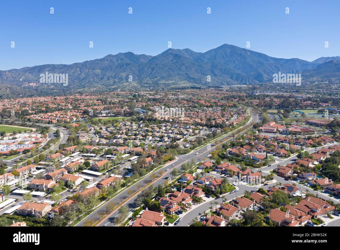 Luftaufnahmen von Rancho Santa Margarita in Orange County, Kalifornien mit dem Santiago Peak in der Ferne an einem blauen Himmel klaren Tag Stockfoto