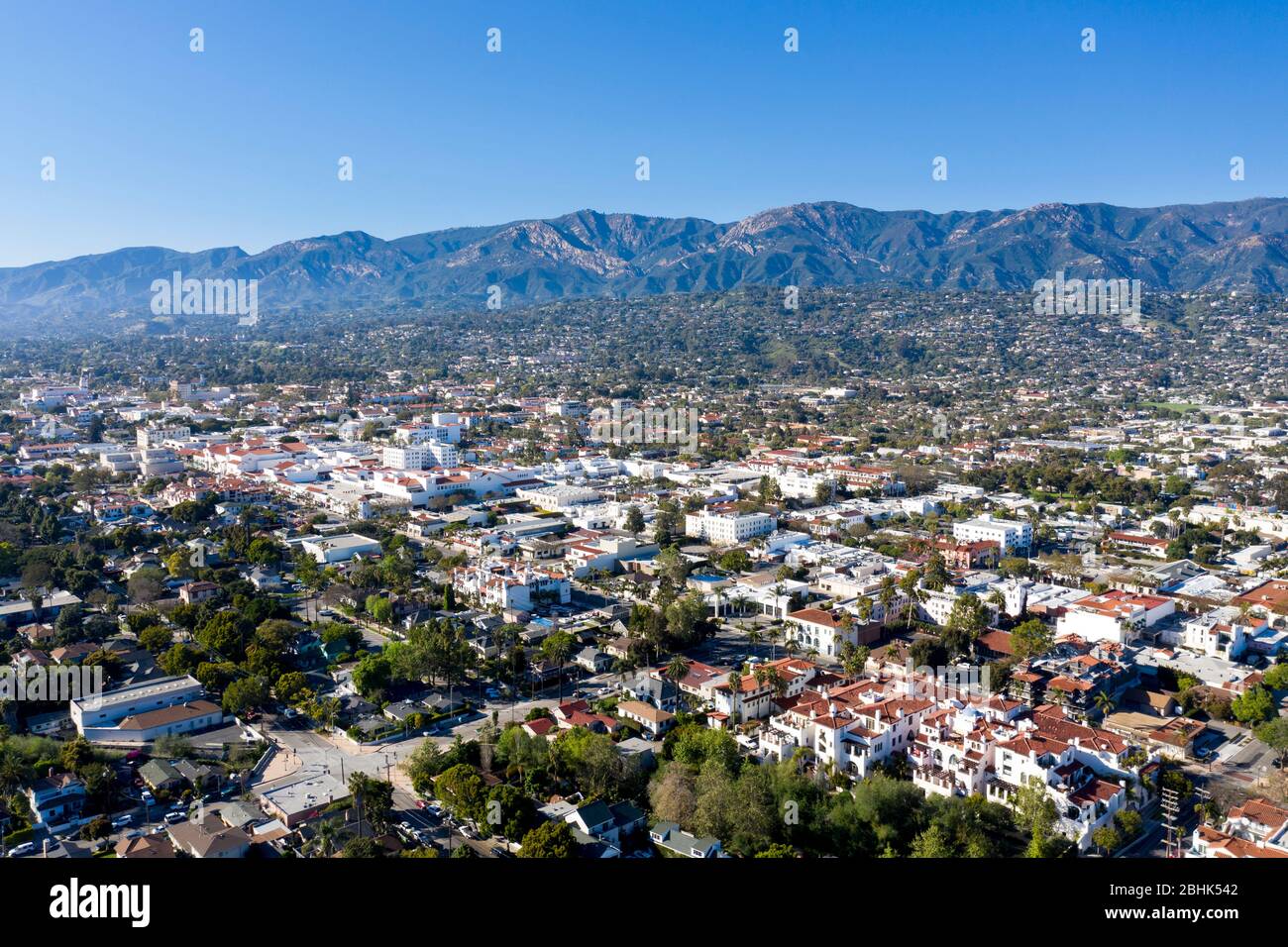 Luftaufnahme über der Innenstadt in der Stadt Santa Barbara, Kalifornien an einem perfekten klaren Tag, der von malerischen Bergen umgeben ist Stockfoto