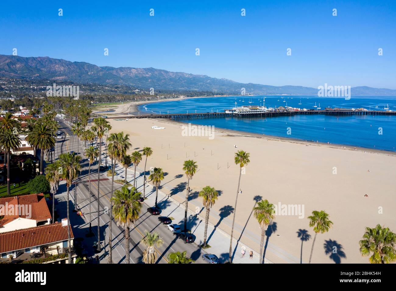 Luftaufnahme über dem Strand und Stearns Kai an einem sonnigen Santa Barbara Nachmittag Stockfoto