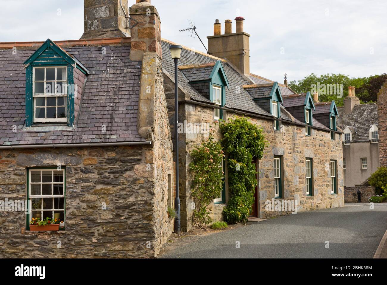 Eine attraktive Reihe von Hütten im historischen Dorf Fordyce in Aberdeenshire Schottland Stockfoto