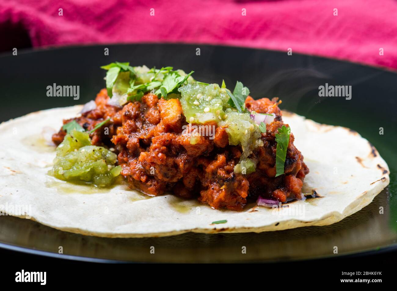 Vegetarisch vegan tacos al Pastor mit grüner Salsa Stockfoto