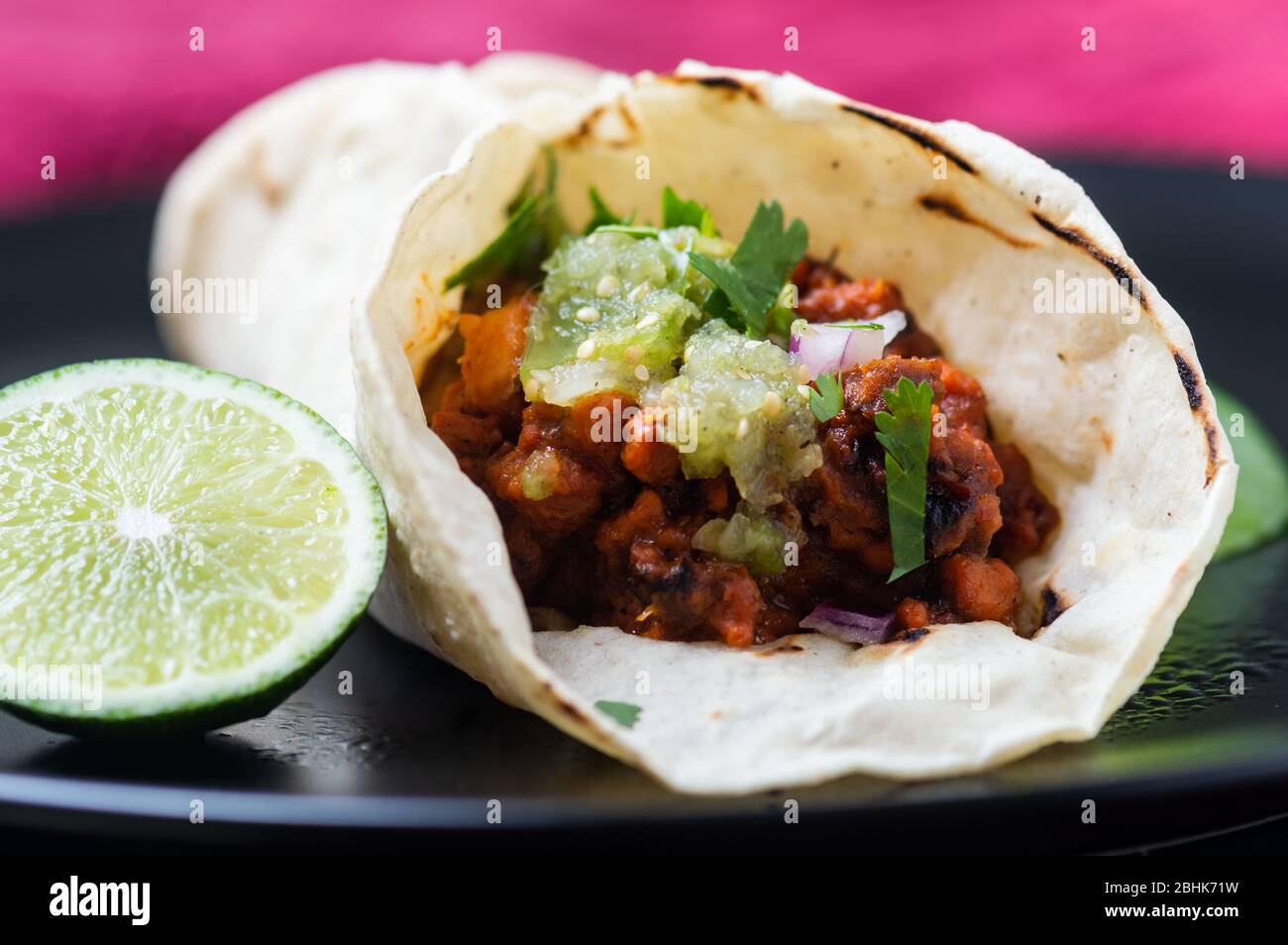 Vegetarisch vegan tacos al Pastor mit grüner Salsa Stockfoto