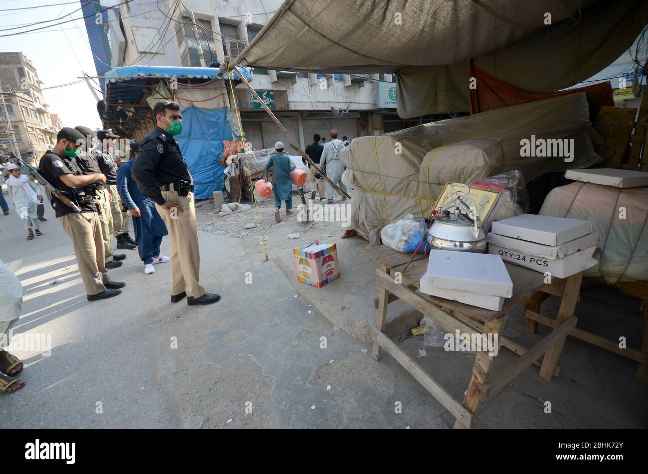 Peshawar, Pakistan. April 2020. Polizeibeamte schließen Geschäfte in der Stadt für Vorsichtsmaßnahmen, um Corona-Virus zu verhindern. Die Behörden appellierten an die Menschen, öffentliche Versammlungen zu vermeiden, um die Ausbreitung des Corona-Virus einzudämmen und Geschäfte bis vier Uhr im Monat Ramadan zu schließen. (Foto: Hussain Ali/Pacific Press/Sipa USA) Quelle: SIPA USA/Alamy Live News Stockfoto