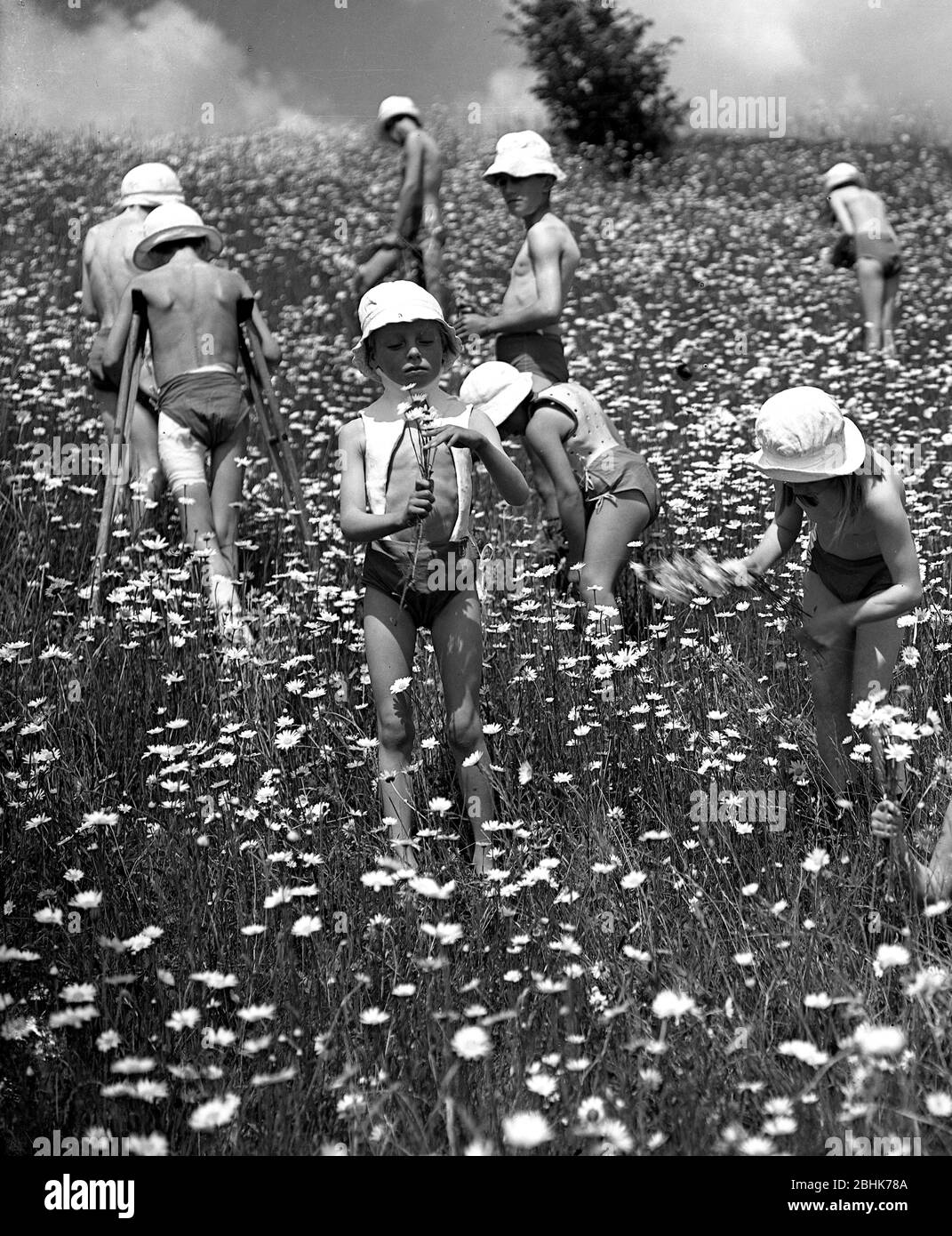 Kinder mit Rachitis, die in einem Sanatorium in Hampshire England behandelt werden, sind 1925 dem Sonnenlicht ausgesetzt. Behandlung Medikation Gesundheit Mangelernährung schlechtes Großbritannien britische Pflege Krankenschwestern 1930s Lichttherapie Lord Bürgermeister Treloar Pediatrics Hospital Stockfoto