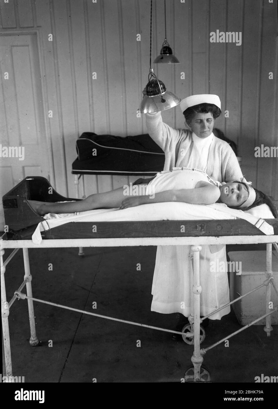 Kinder mit Rickets, die in einem Sanatorium in Hampshire England im Jahr 1925 Krankenschwester mit Kind behandelt werden. Behandlung Medikamente Gesundheit Unterernährung Poor Britain British care nursing1930er Lichttherapie Stockfoto