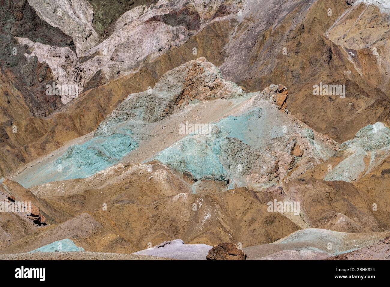 Die Artist's Palette Area im Death Valley National Park überrascht mit farbenfrohen Felsformationen Stockfoto