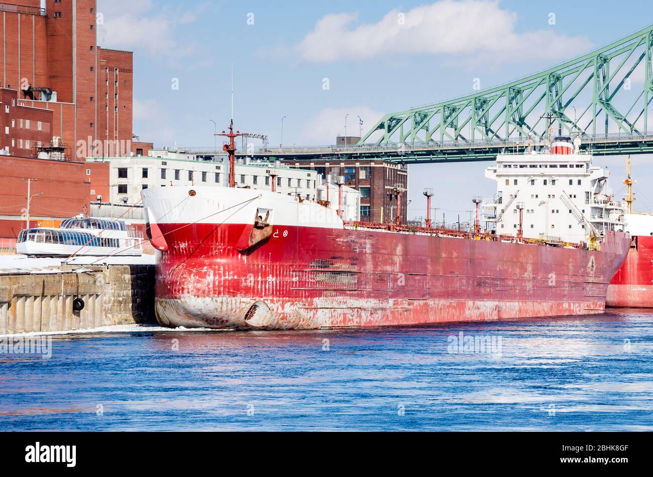 Frachter an einem sonnigen Wintertag an einem Dock am Saint Lawrence River in Montreal festgemacht Stockfoto