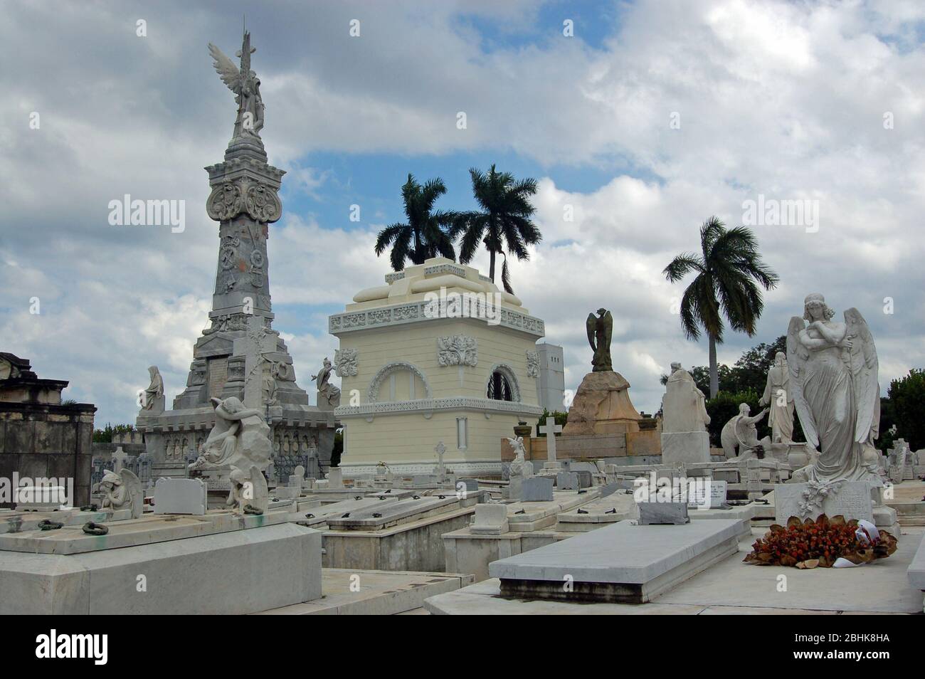 Blick auf die Nekropole von Cristobal Colon, Havanna, Kuba. Der Hauptfriedhof der Stadt hat viele historische Denkmäler und Denkmäler. Die hohe Säule zum le Stockfoto