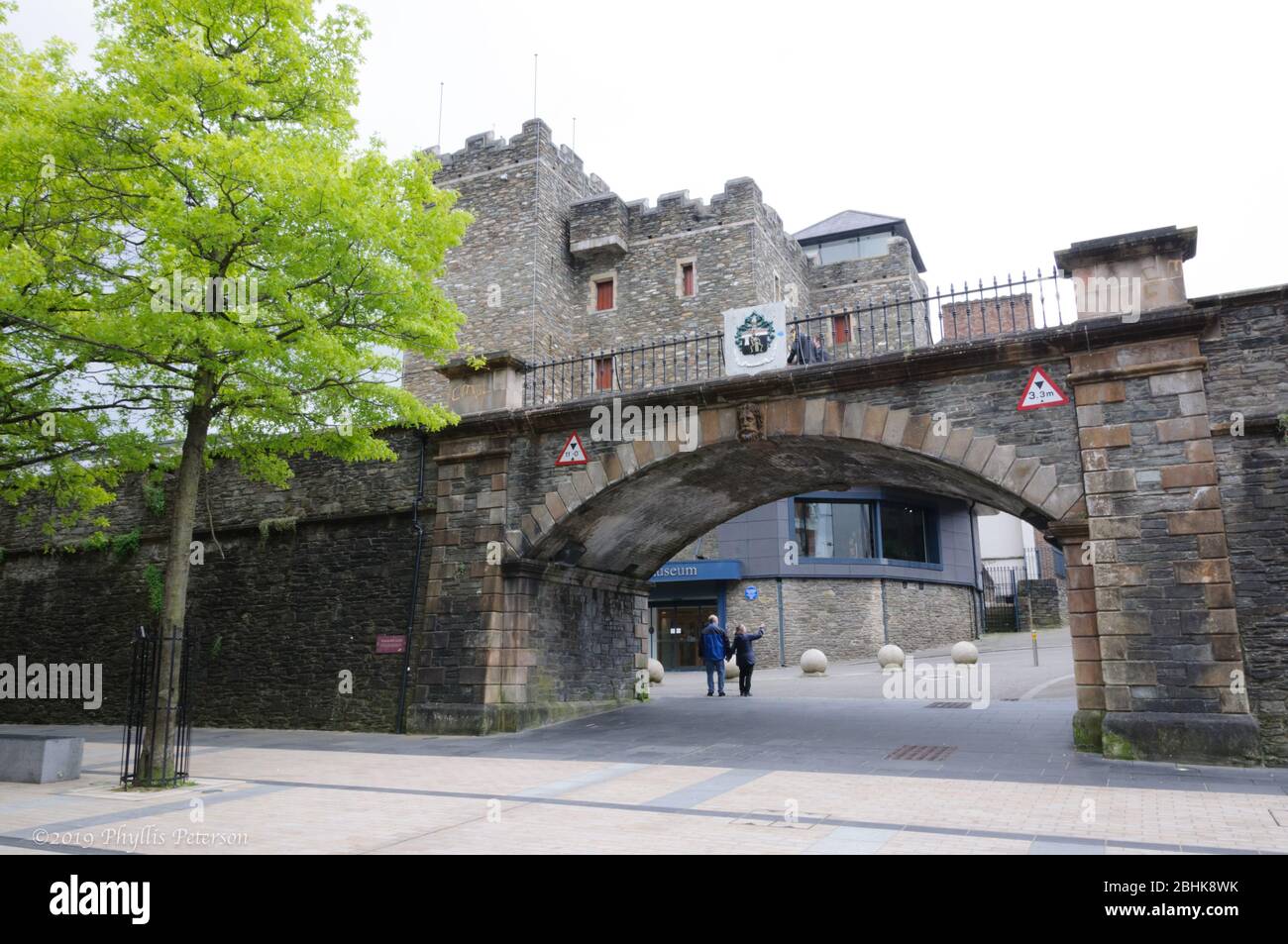 Londonderry, Nordirland, UK/Mai17, 2019:Blick auf eine Straße entlang bis zum Tor einer alten Steinmauer, die die Stadt Londonderry bewacht. Stockfoto