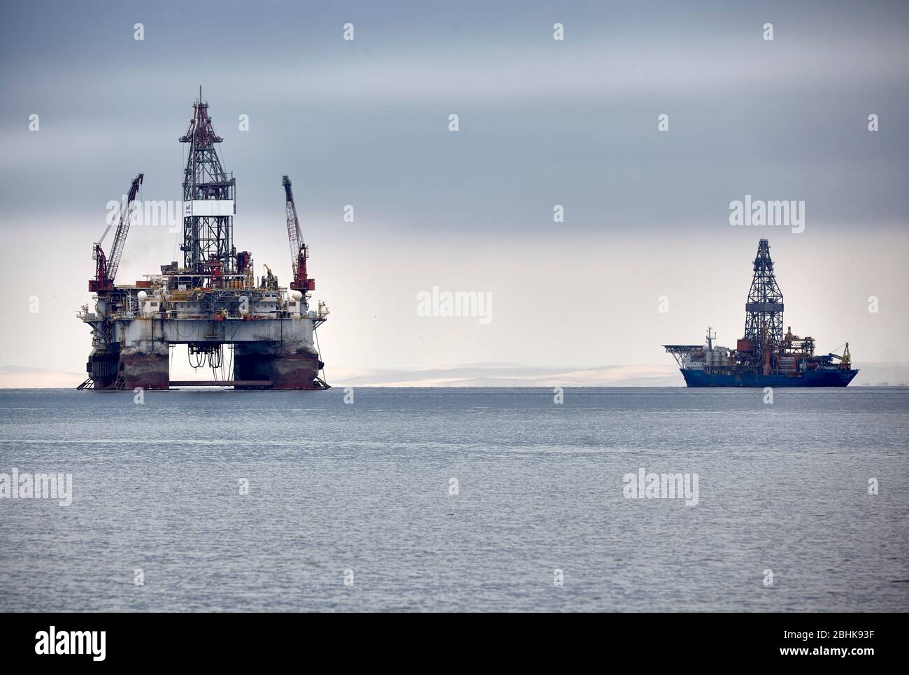 Offshore-Plattformen sind in der Fahrbahn in der Walvisbucht Lagune. Stockfoto