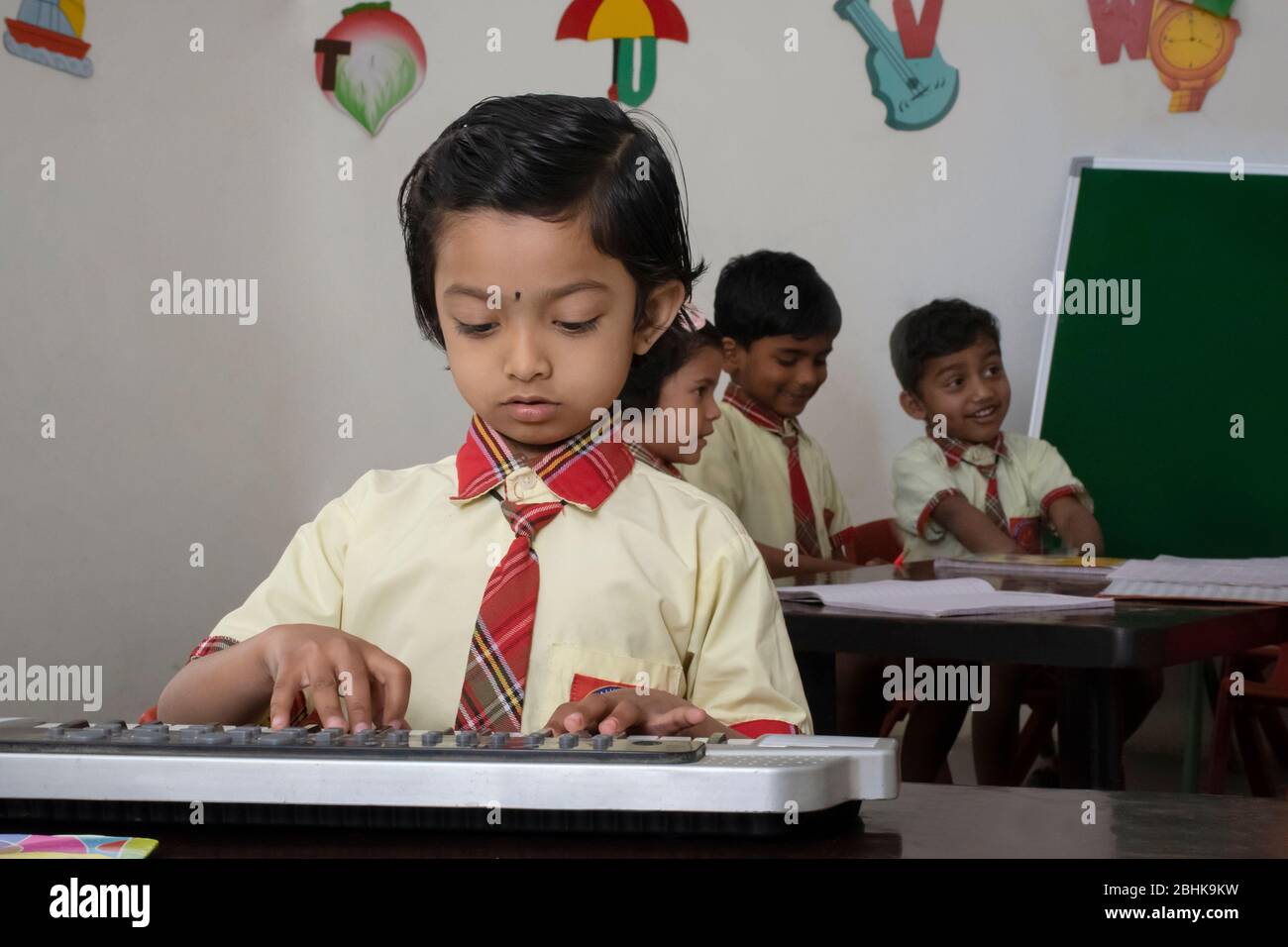 Grundschule spielt Musikinstrument in der Schule Klassenzimmer Stockfoto