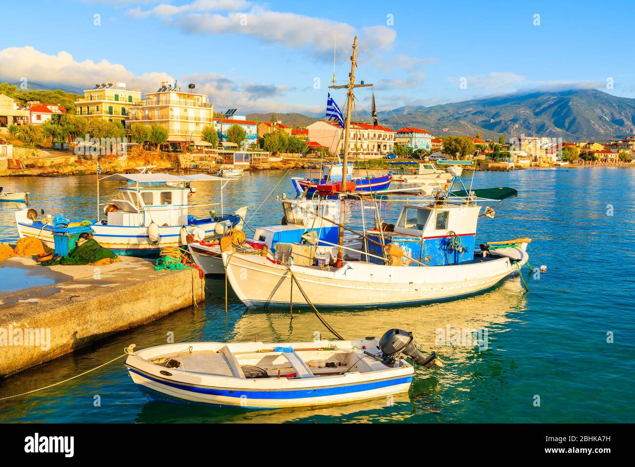 Griechische Fischerboote, die bei Sonnenaufgang im Hafen von Ireon, Insel Samos, Griechenland anlegen Stockfoto