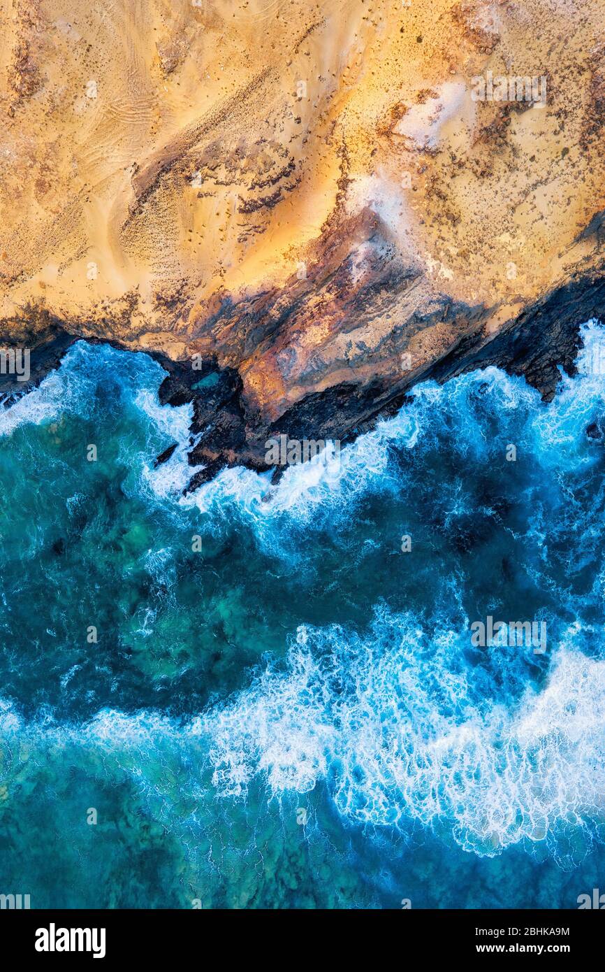 Felsige Küste und Autobahn mit goldenem Sand und blauem Wasser, Post-Verarbeitung in HDR Stockfoto