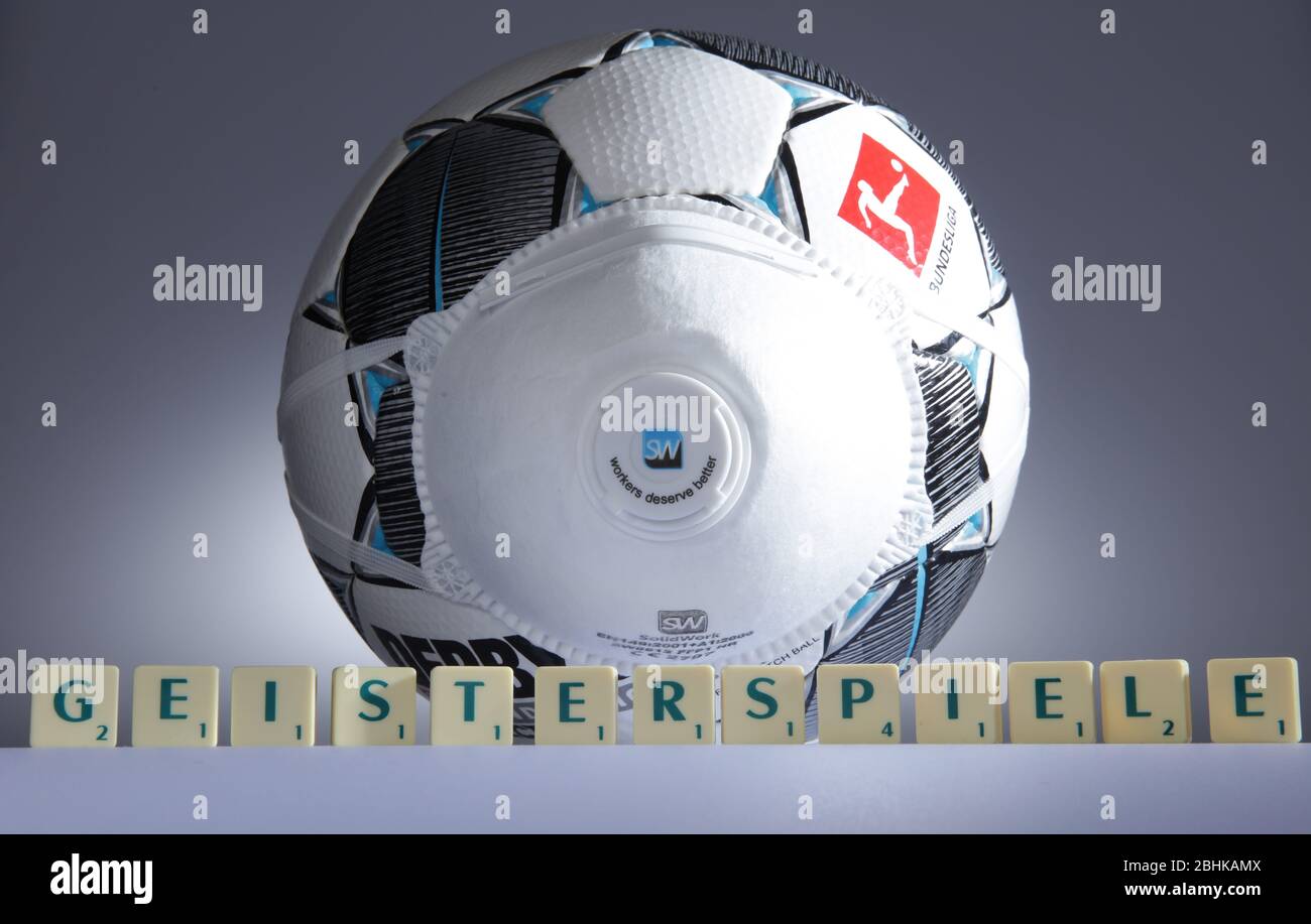 firo. 04/26/2020 Gesundheit: Bundesliga: Fuvuball: Fußball: 1.Bundesliga DFL Corona Krise, Corona Virus DFL Spielball vor Corona Buchstaben, symbolisches Bild der Krise, Studio, Feature, Depositor, Ball mit Maske, Gesichtsmaske, Derbystar Scrabble, Geisterspiele, Buchstaben - Verwendung weltweit Stockfoto