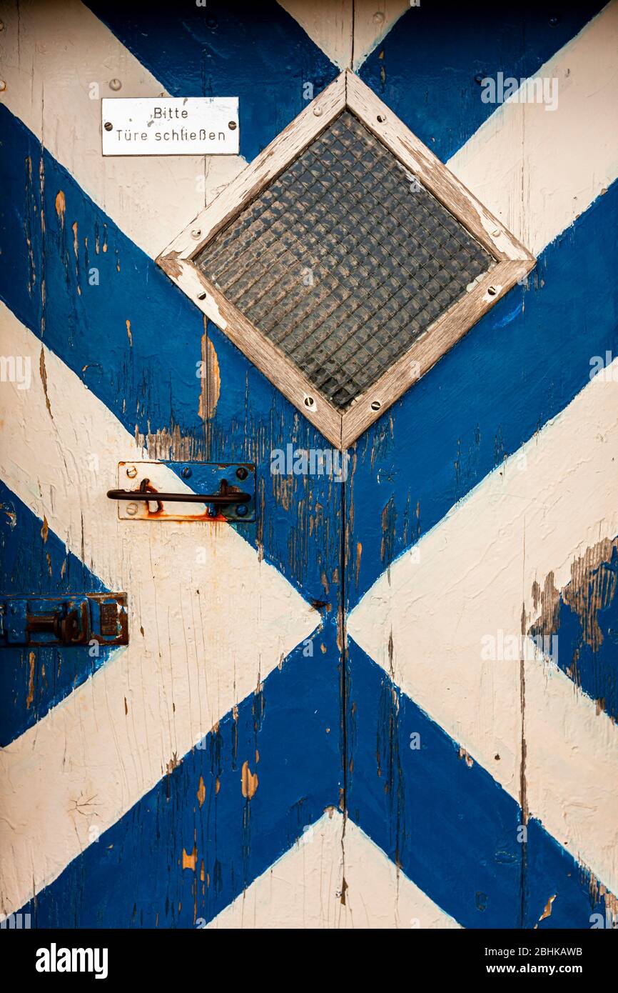 Striped Door Stockfotos Und Bilder Kaufen Alamy