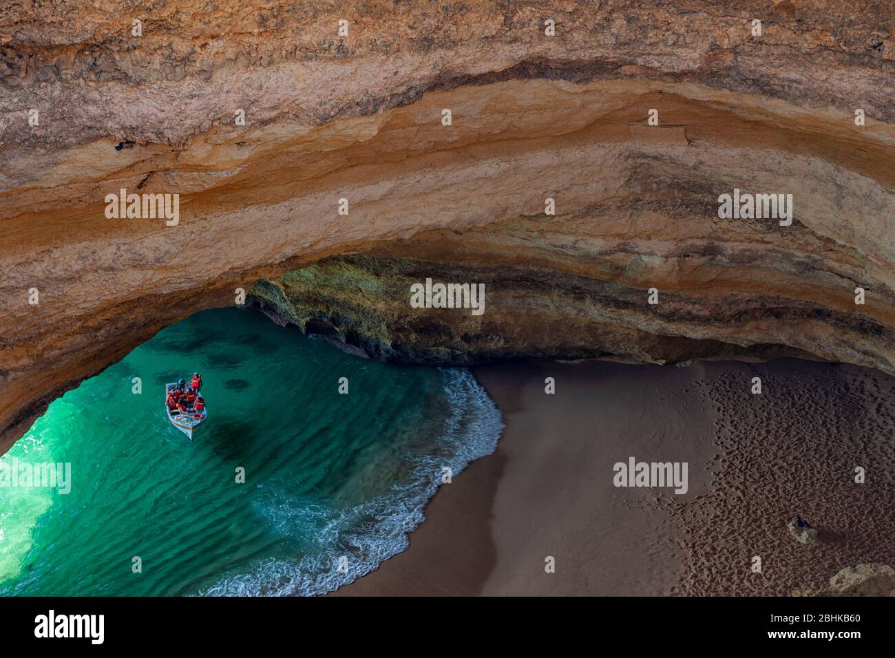 Natürliche Höhle am Meer, Benagil, in der Nähe von Carvoeiro. Algarve, Portugal Stockfoto