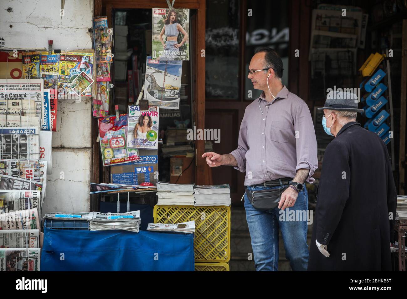 26. April 2020: 26. April 2020 (Malaga) Erwachsener mit Maske geht während der Coronavirus-Krise in die Presse Kredit: Lorenzo Carnero/ZUMA Wire/Alamy Live News Stockfoto