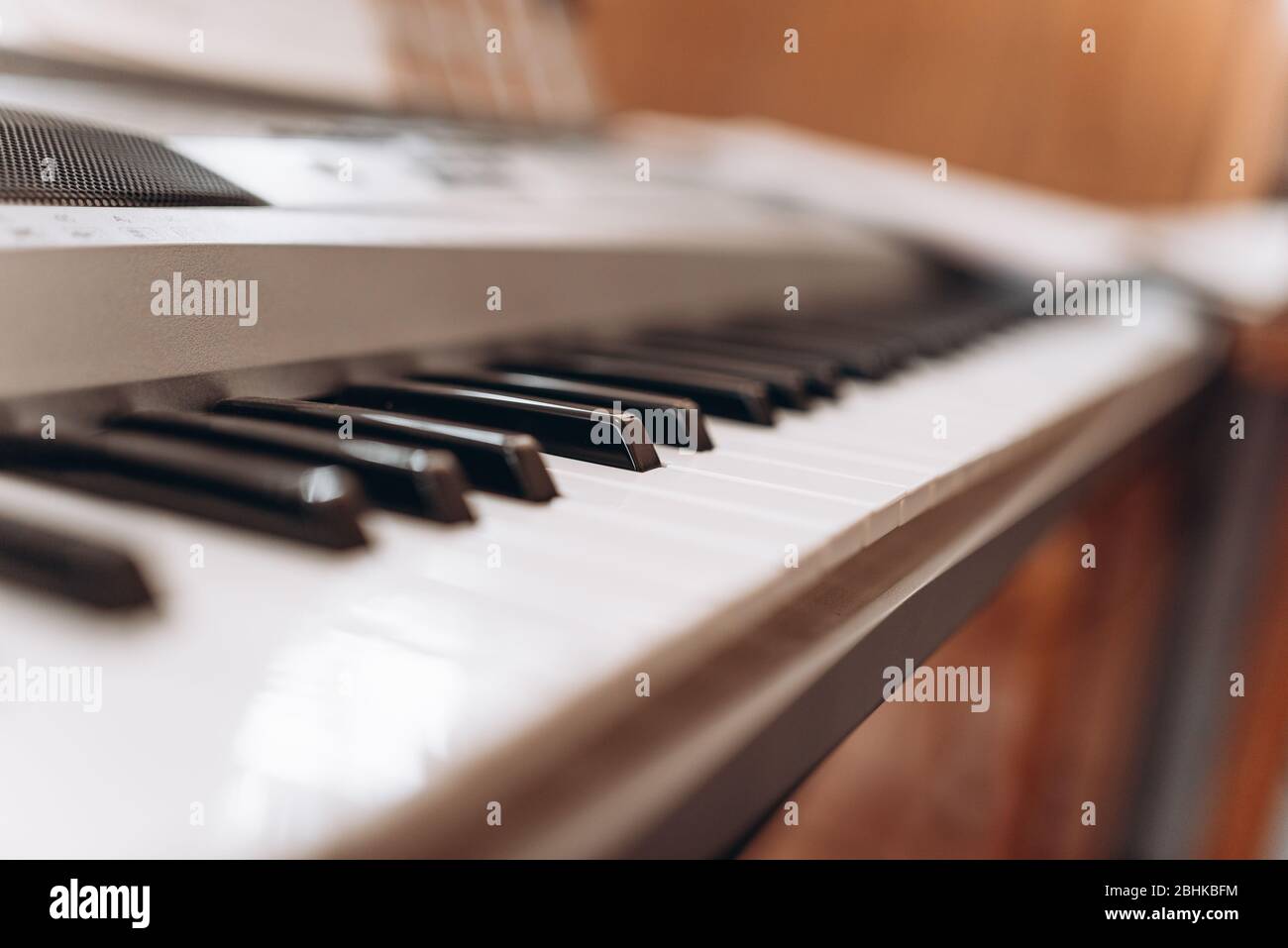 Street Fashion - ein Porträt einer schönen jungen Frau, die durch die Stadt läuft. Das Modell schaut zur Seite. Stockfoto