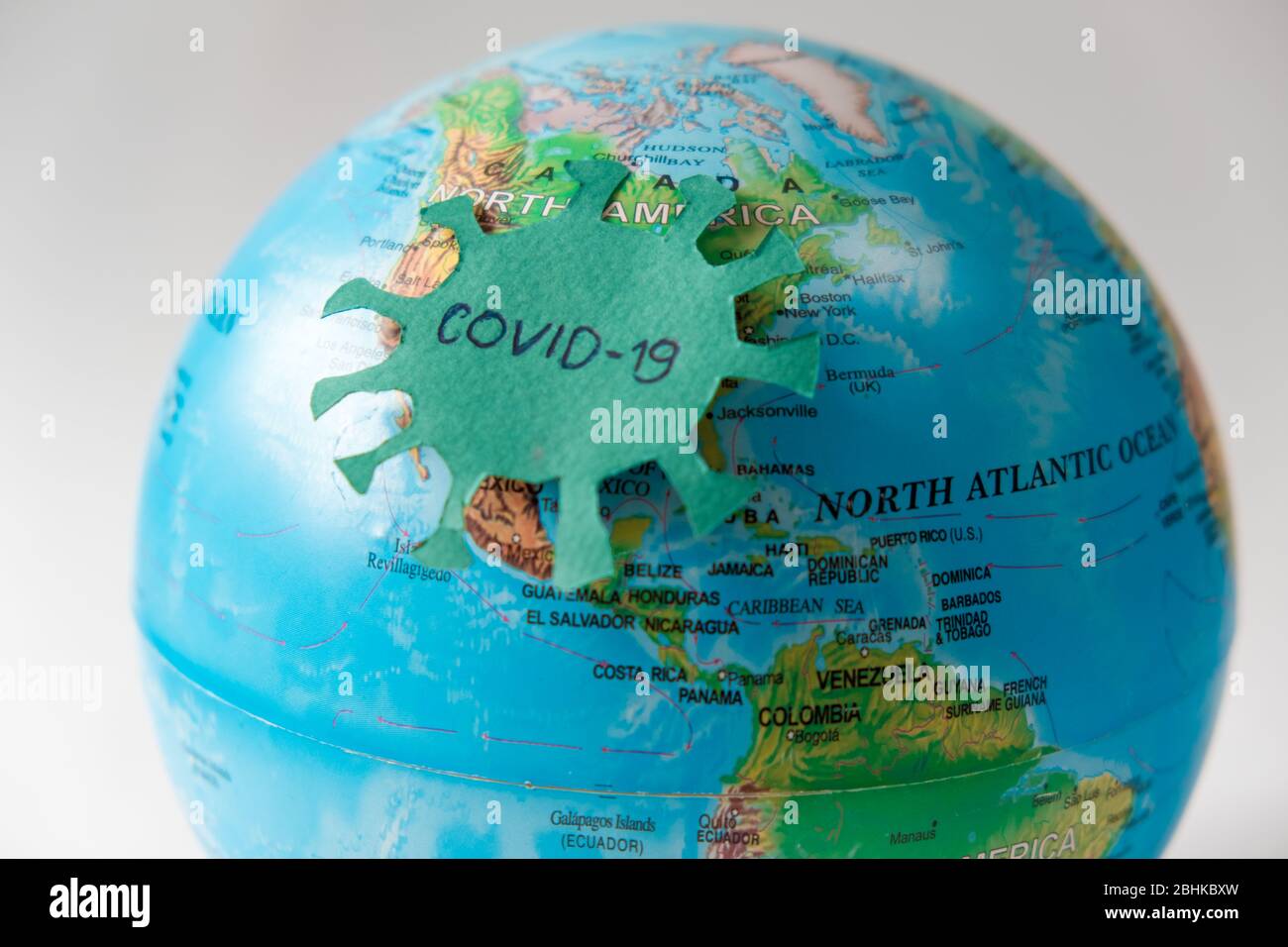 Pandemic Covid-19. Globus mit dem Coronavarus-Virus auf weißem Hintergrund. Das Konzept einer globalen Epidemie Stockfoto