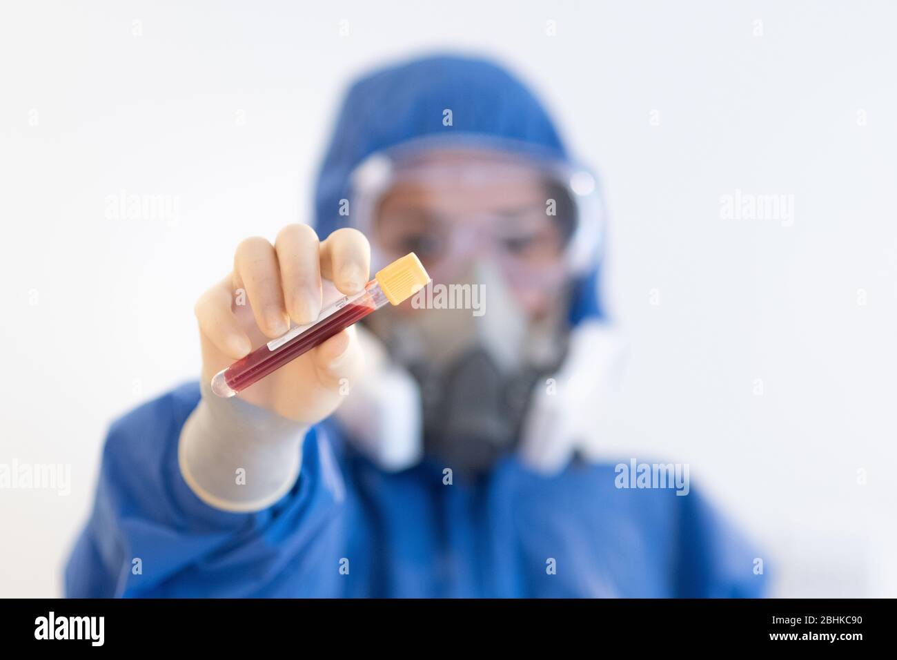 Blutprobe durch NHS-Mitarbeiter mit blauer voller PSA während der COVid19-Pandemiekrise Stockfoto