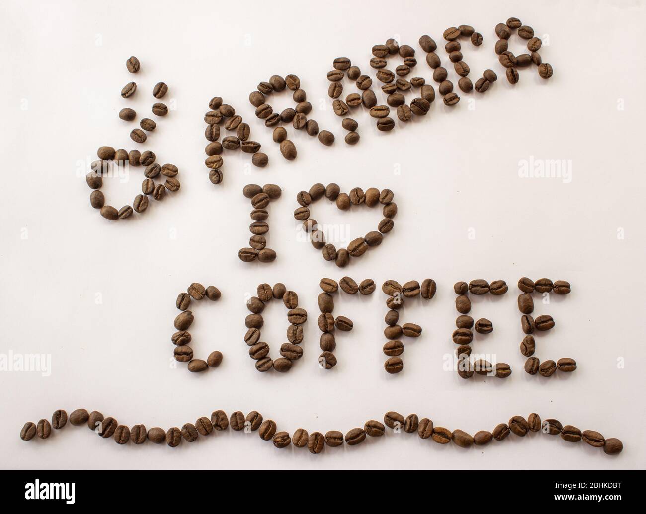 Kaffeebohnen Inschrift ich liebe Kaffee arabica und Kaffeetasse auf weißem Hintergrund Stockfoto