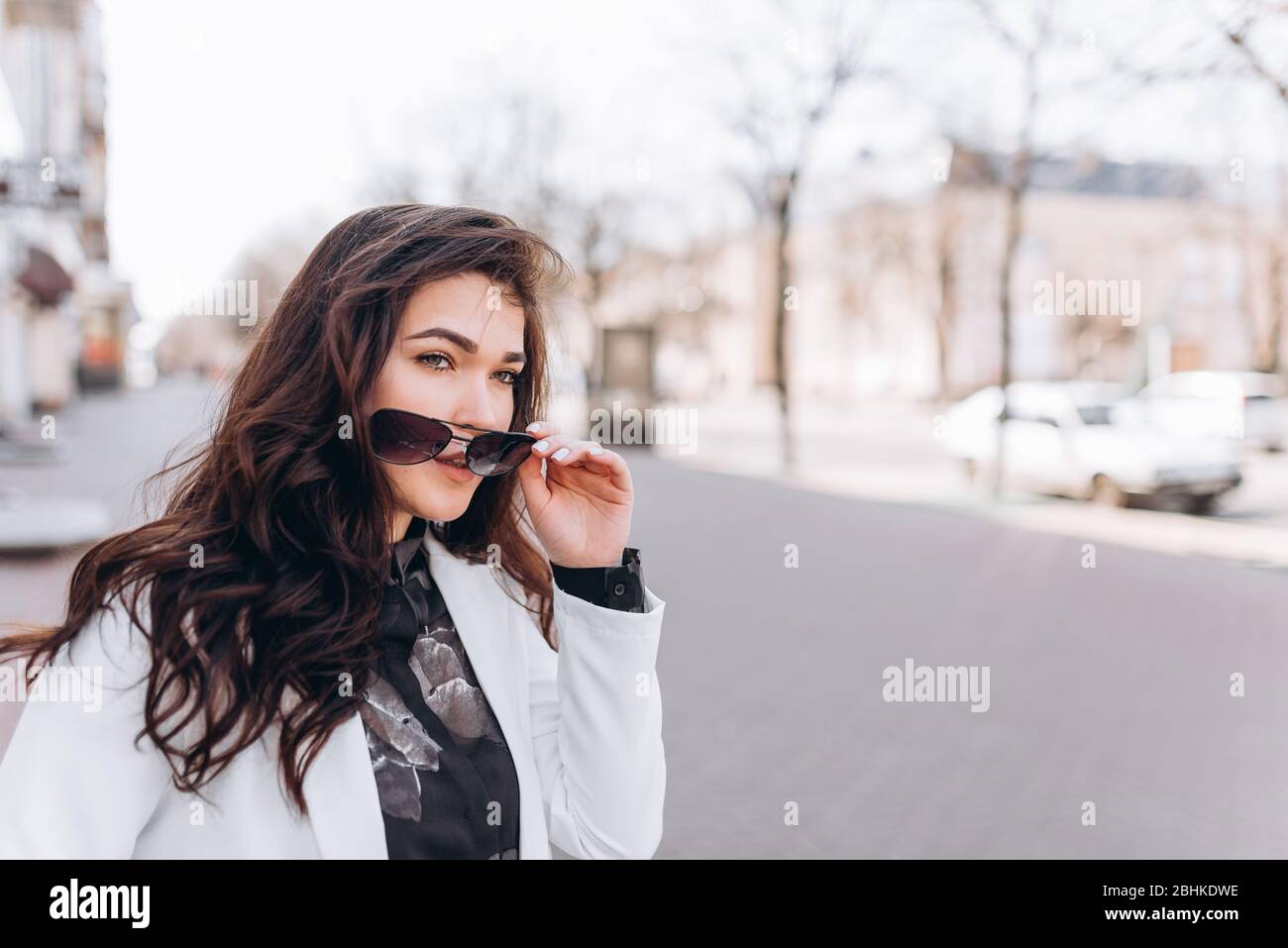 Close-up Fashion Frau Porträt von jungen ziemlich trendy Mädchen posiert in der Stadt, Frühjahr Street Fashion. Lachend und lächelnd Portrait.Trendy Stockfoto