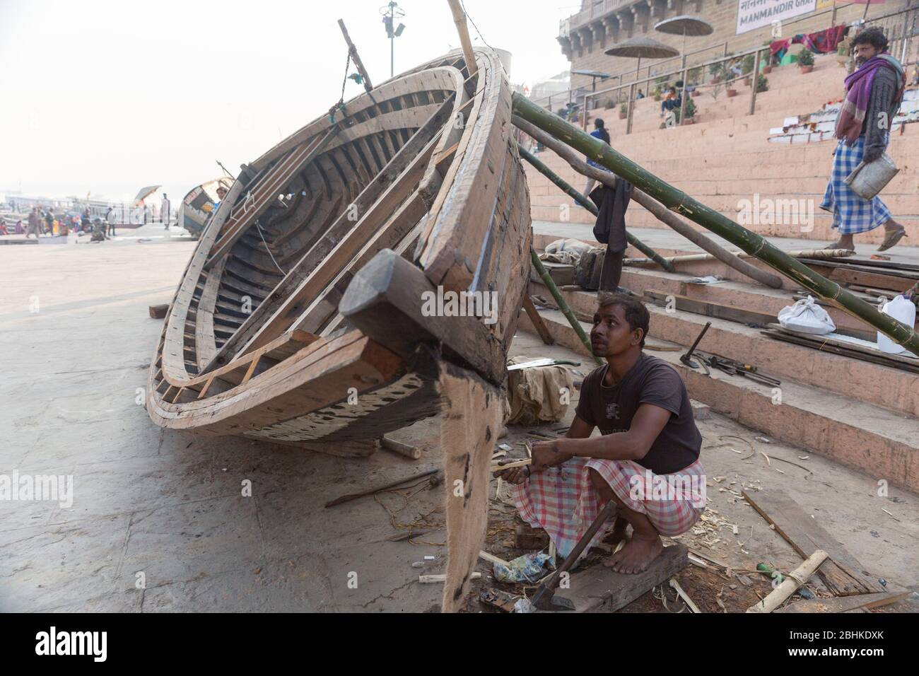 Ein Schiffswright baut ein Boot für ein Leben in der Nähe Ganges Flussufer in Varanasi, Indien Stockfoto