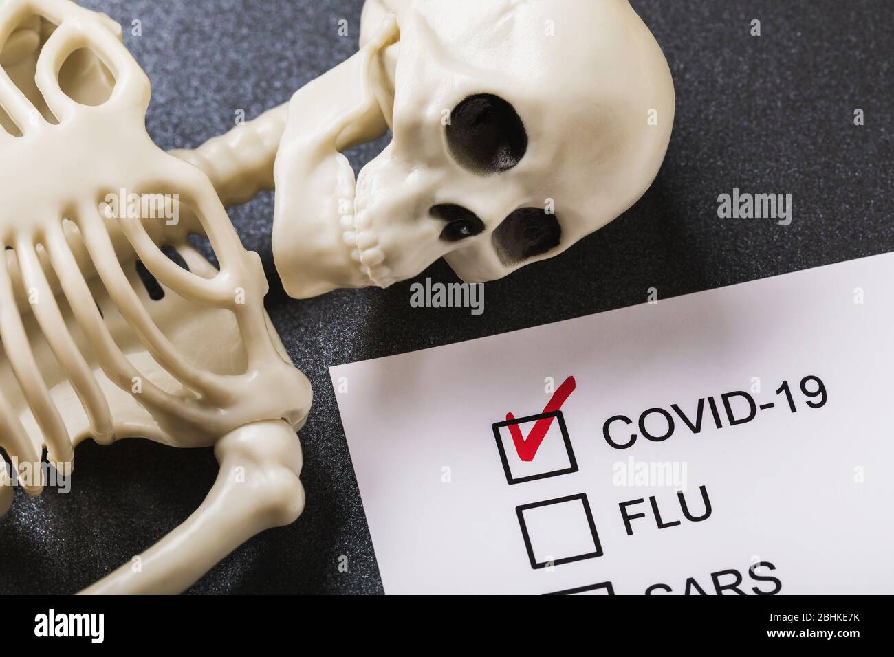 Skelett und Diagnose der Krankheit. Das Konzept der Opfer des Coronavirus COVID-19 Stockfoto