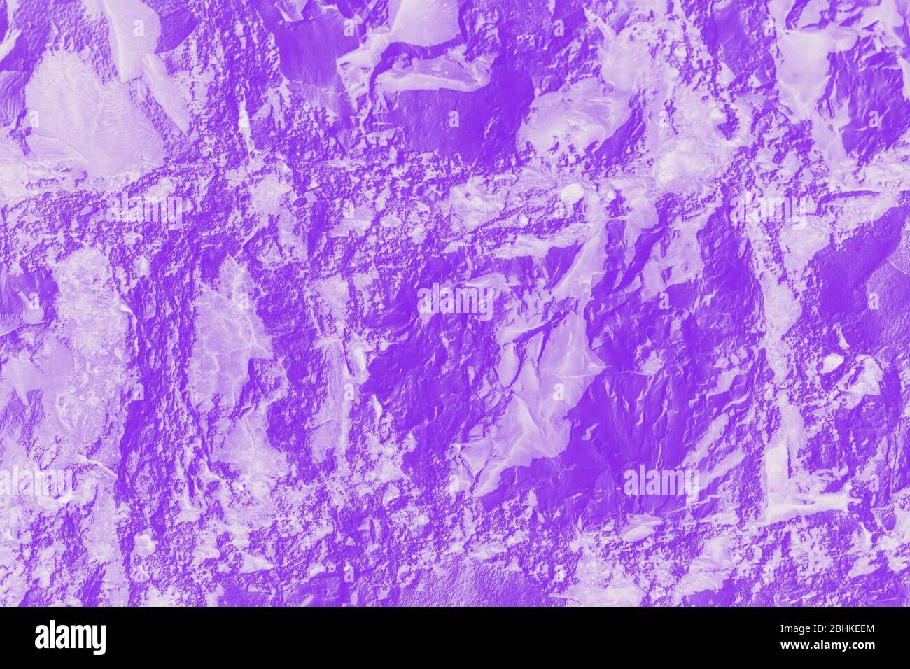 Wand Sandstein Textur Hintergrund. Violett violette Grunge Oberfläche, Steinstruktur. Voluminöser Hintergrund, getönt Stockfoto
