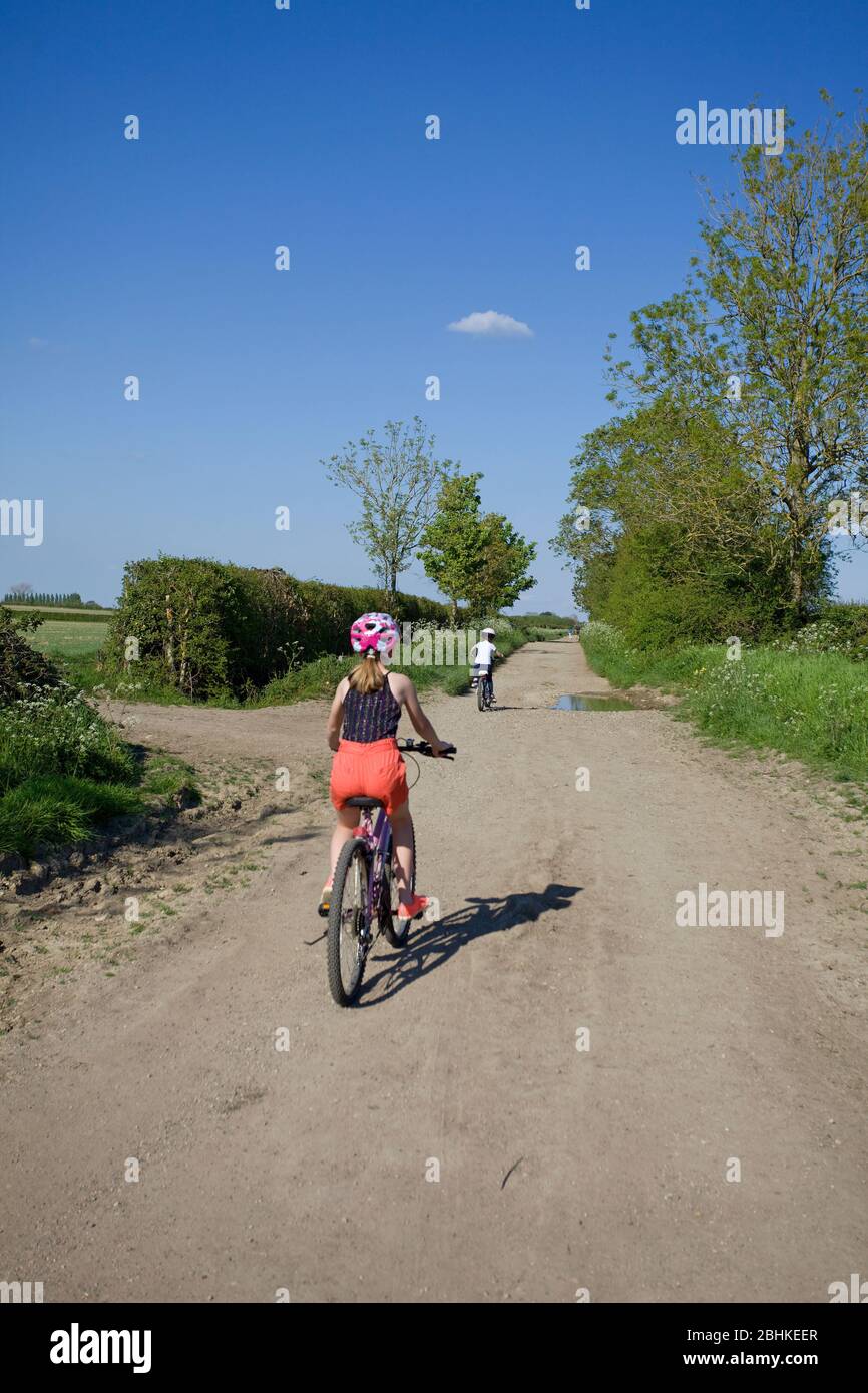 Junge Mädchen machen eine Radtour auf einem Fußweg in Oxfordshire, England Stockfoto