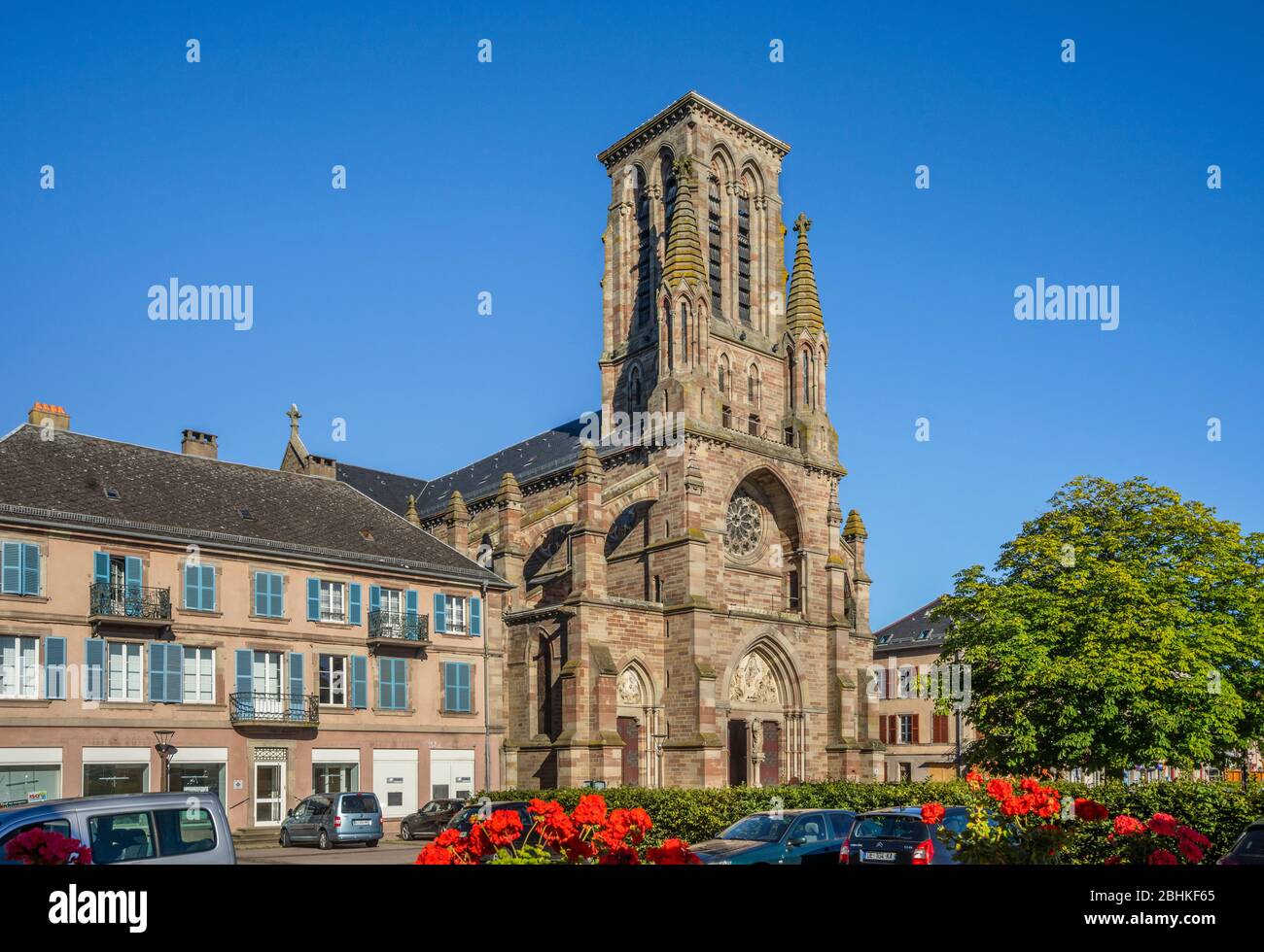 Neugotische Kirche der Muttergottes von der Himmelfahrt am Place d'Armes in Phalsbourg, Departement Mosel, Frankreich Stockfoto
