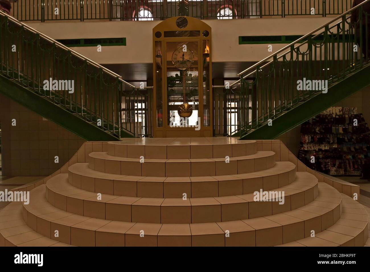 Detail aus dem Uhrturm im Inneren des alten Sofia Central Market oder Bulgarische Central Hall, Sofia, Bulgarien, Europa Stockfoto