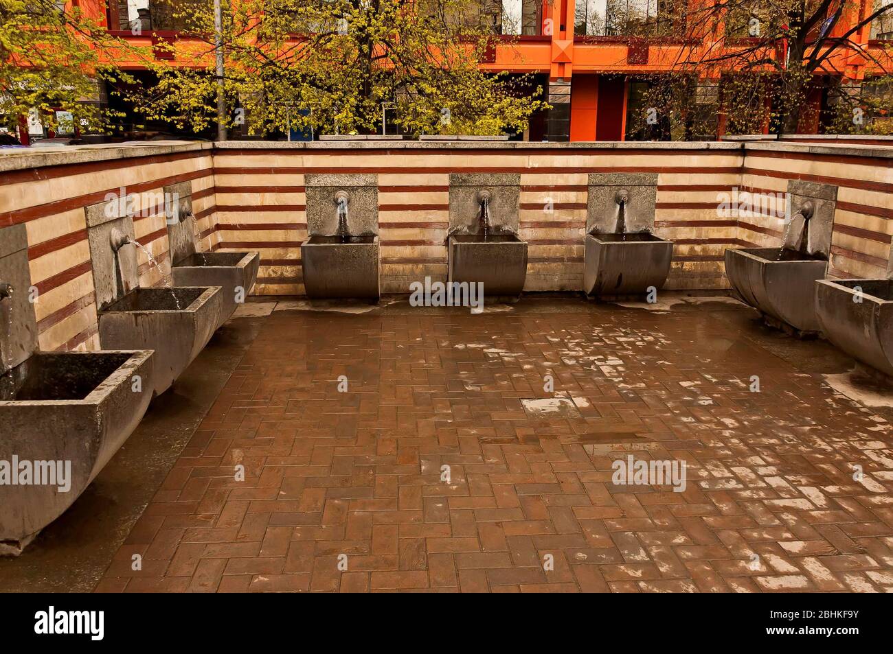 Heißes Mineralwasser, Lecks aus mehreren Rohren in einem zweckmäßig gebauten öffentlichen Ort, Sofia, Bulgarien, Europa Stockfoto