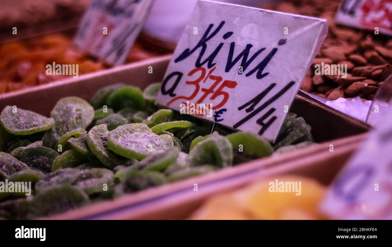 Getrocknete Kiwi auf dem Zentralmarkt von Malaga Stockfoto