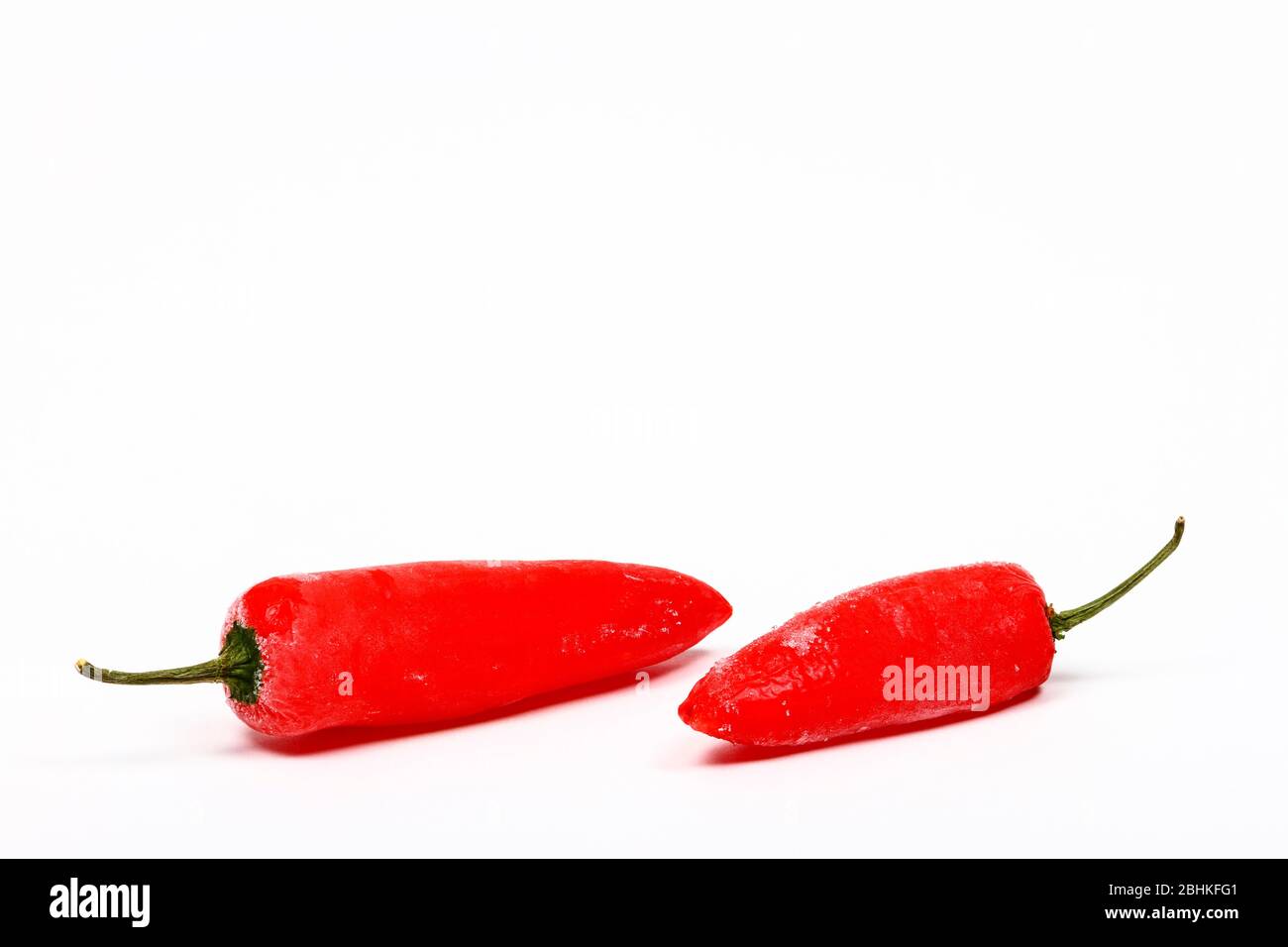 Rote Chilischoten mit Eiskristallen heiß und kalt Konzept mit Kopierraum Stockfoto