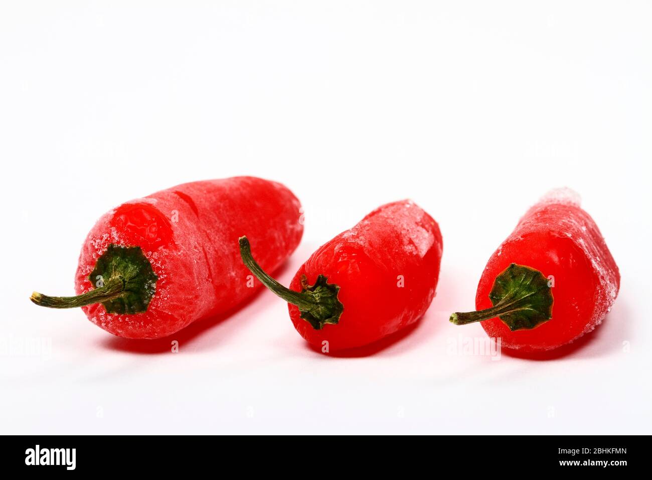 Rote Chilischoten mit Eiskristallen heiß und kalt Konzept Stockfoto