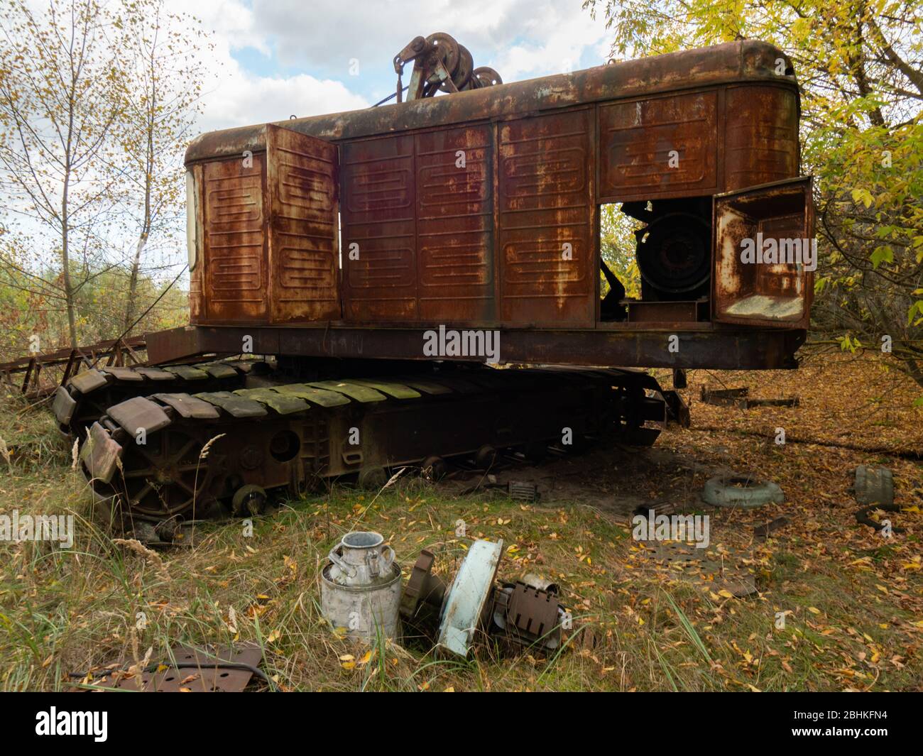 Nach der Katastrophe von Tschernobyl sind noch große Maschinen übrig. Tschernobyl-Ausschlusszone, Ukraine. Stockfoto