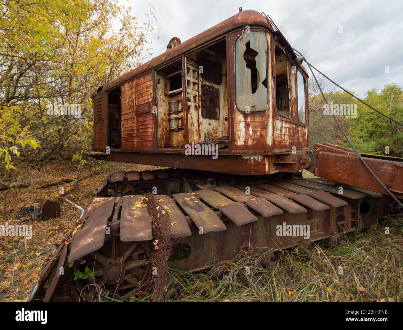 Nach der Katastrophe von Tschernobyl sind noch große Maschinen übrig. Tschernobyl-Ausschlusszone, Ukraine. Stockfoto