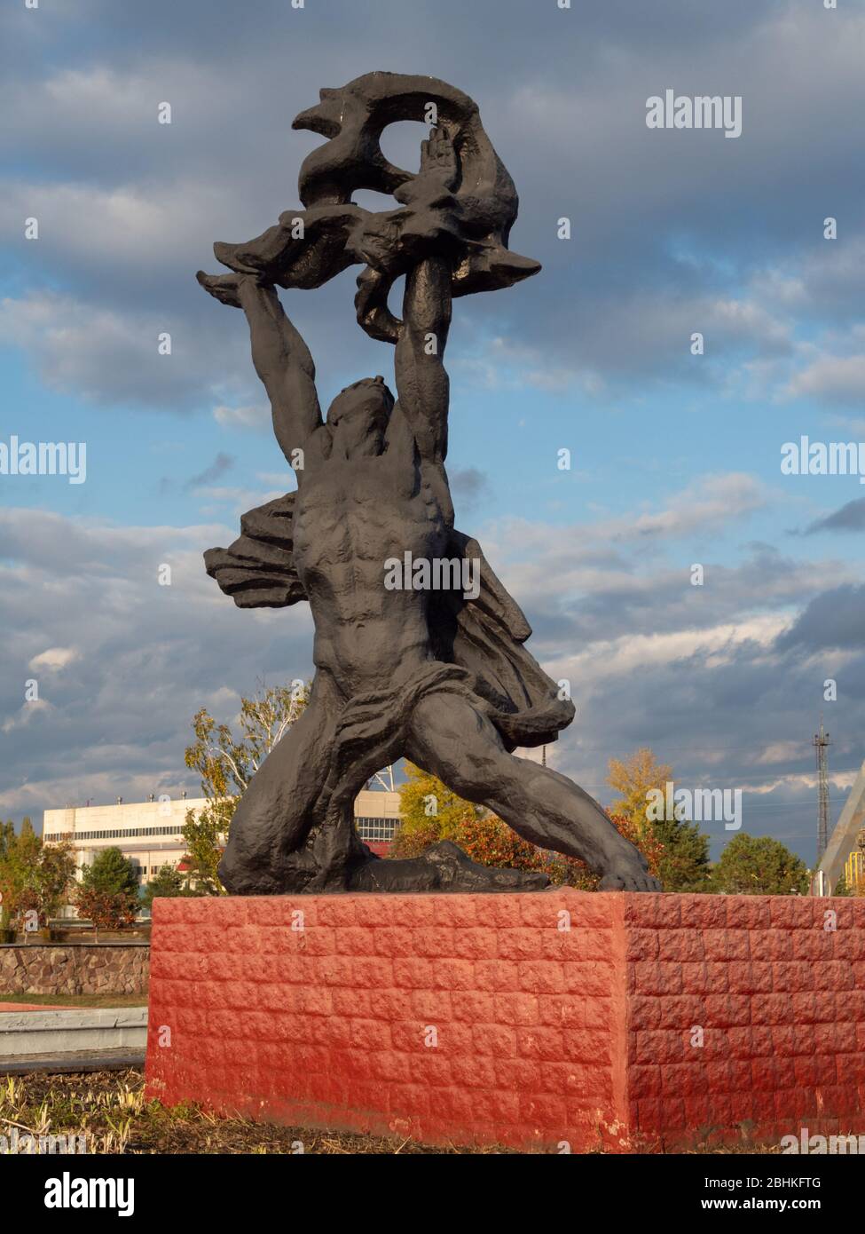 Tschernobyl/Ukraine - 11/10/2019. Osteuropa, Ukraine, Pripjat, Tschernobyl. Eine Skulptur des Prometheus mit dem Titel Zähmung des Feuers von einem unbekannten Künstler. Stockfoto