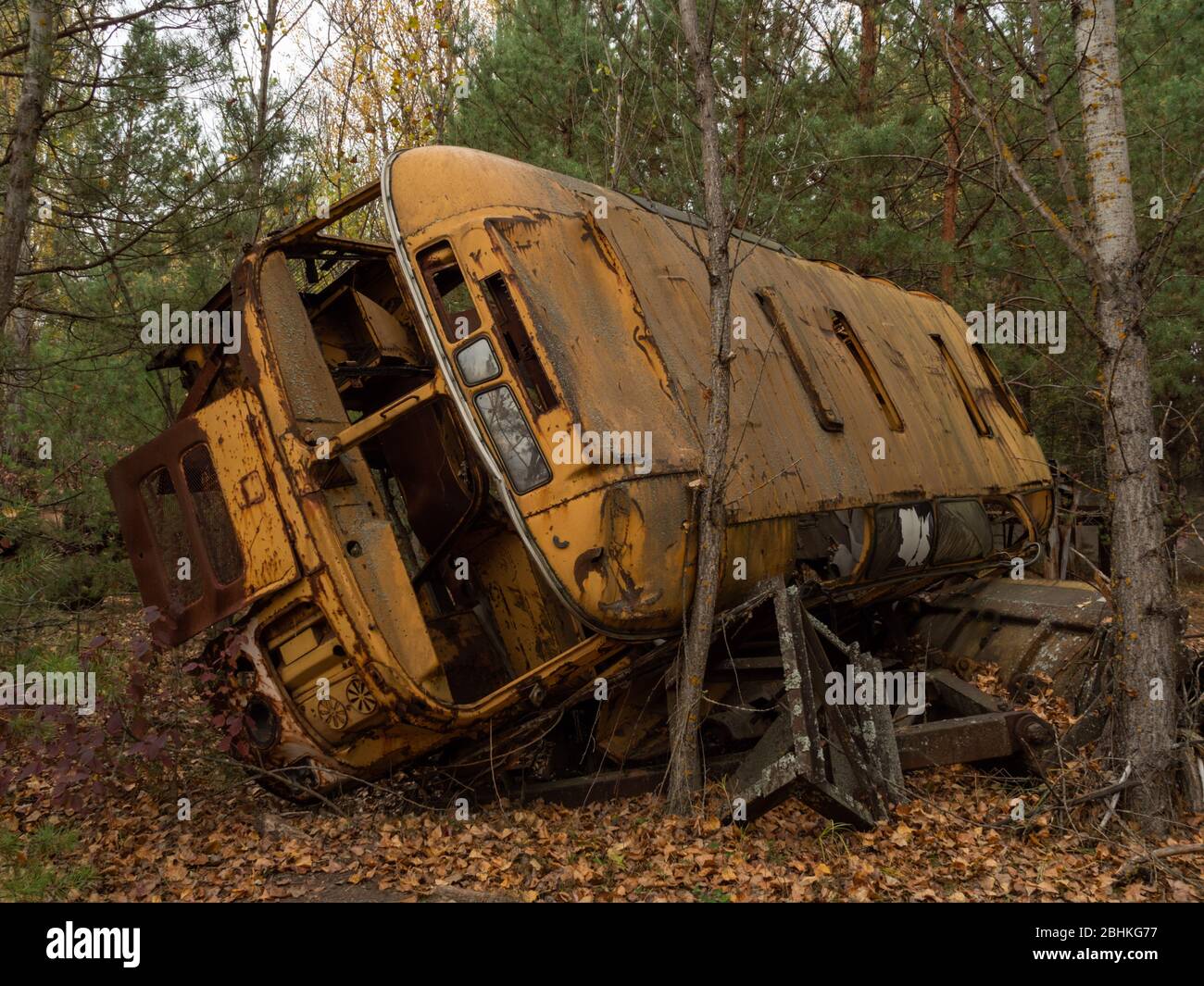 Nach der Katastrophe von Tschernobyl ist ein Bus weggegangen. Tschernobyl-Ausschlusszone, Ukraine. Stockfoto