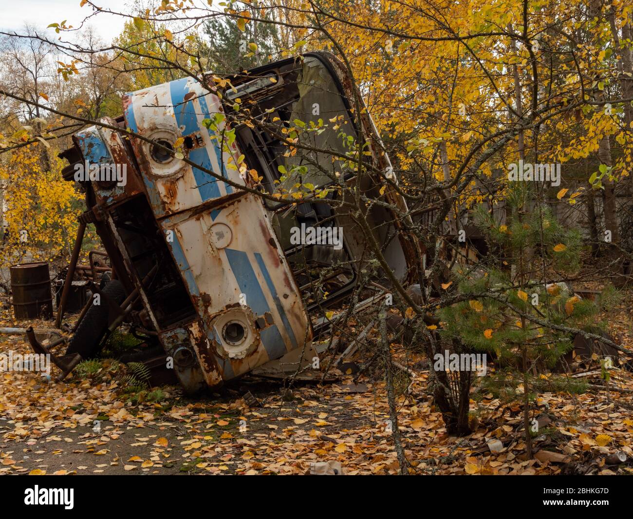 Nach der Katastrophe von Tschernobyl ist ein Bus weggegangen. Tschernobyl-Ausschlusszone, Ukraine. Stockfoto