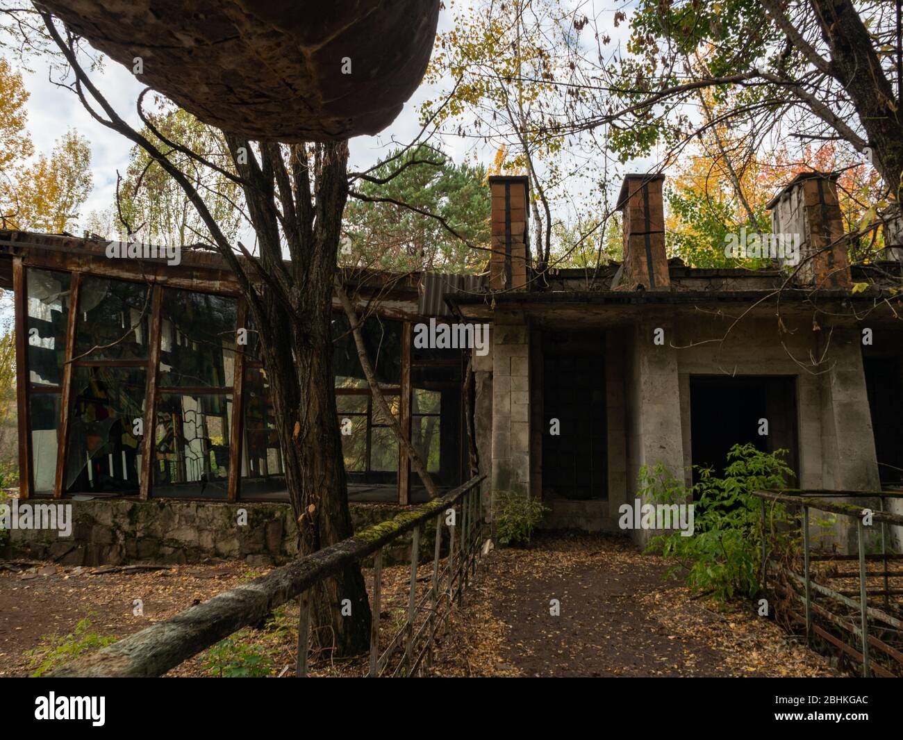 Eintritt zum Café in verlassene Geisterstadt Pripyat, post-apokalyptische Stadt, Herbstsaison in Tschernobyl Ausschlusszone, Ukraine. Stockfoto