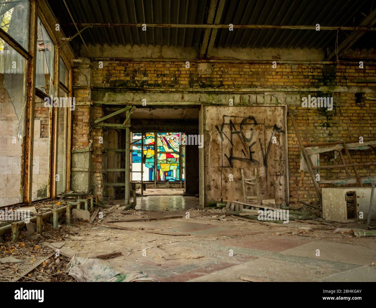 Pripjat/Ukraine – 13/10/2020. Ein Wandgemälde aus Buntglas ist inmitten der Trümmer des verlassenen Pripyat-Cafés am Fluss im Tschernobyl-Ausschluss z zu sehen Stockfoto