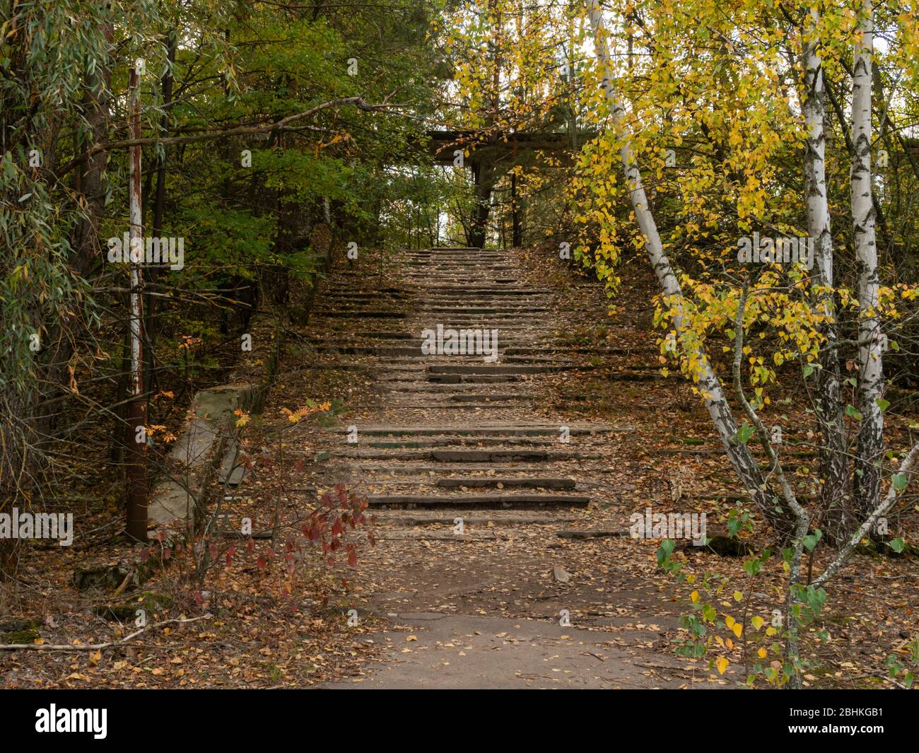 Treppe vom See, von der Natur genommen, zum Café in Pripyat, Geisterstadt in Tschernobyl Ausschlusszone. Ukraine Stockfoto