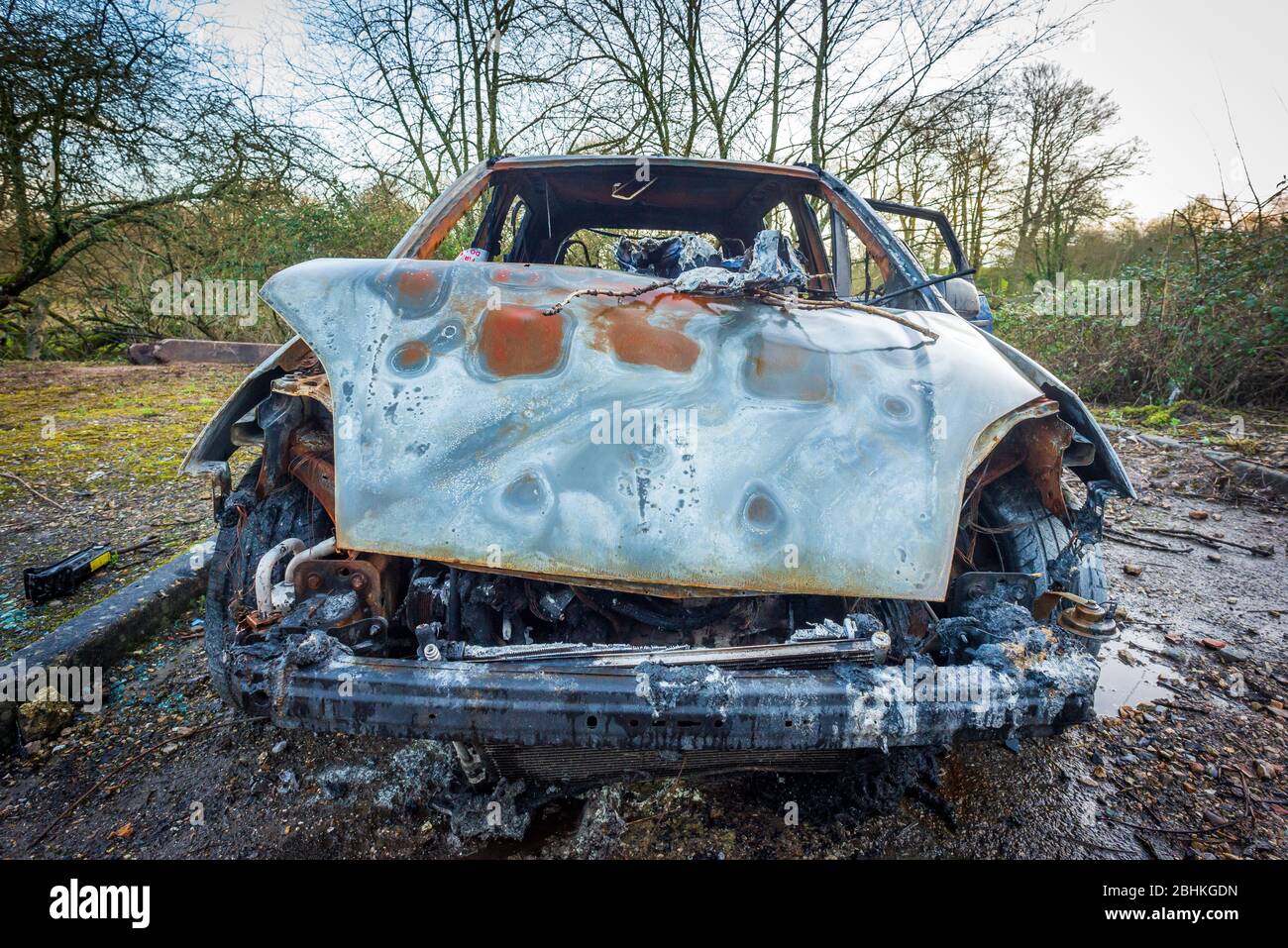 Ausgebrannte Wrack eines gestohlenen Autos, Großbritannien Stockfoto
