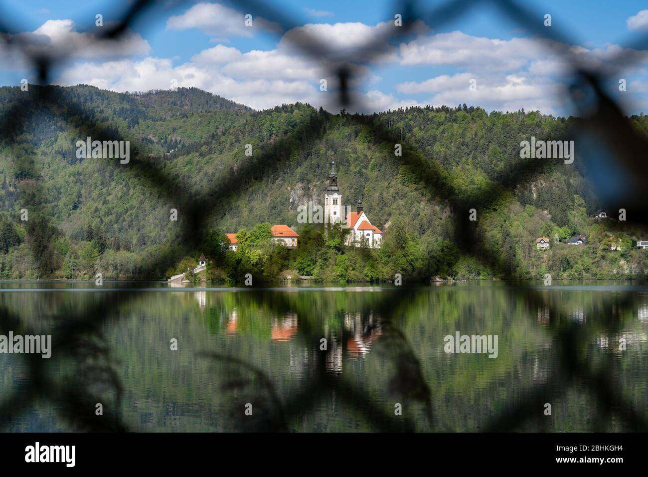Bled See, Sloveina, April 2020: Restriktive Maßnahmen wegen Coronavirus. Bootsfahrten auf die Insel verboten, Menschen dürfen nicht auf benchs sitzen. Stockfoto
